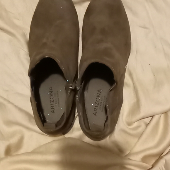 Shoes - Picture 3 of 4